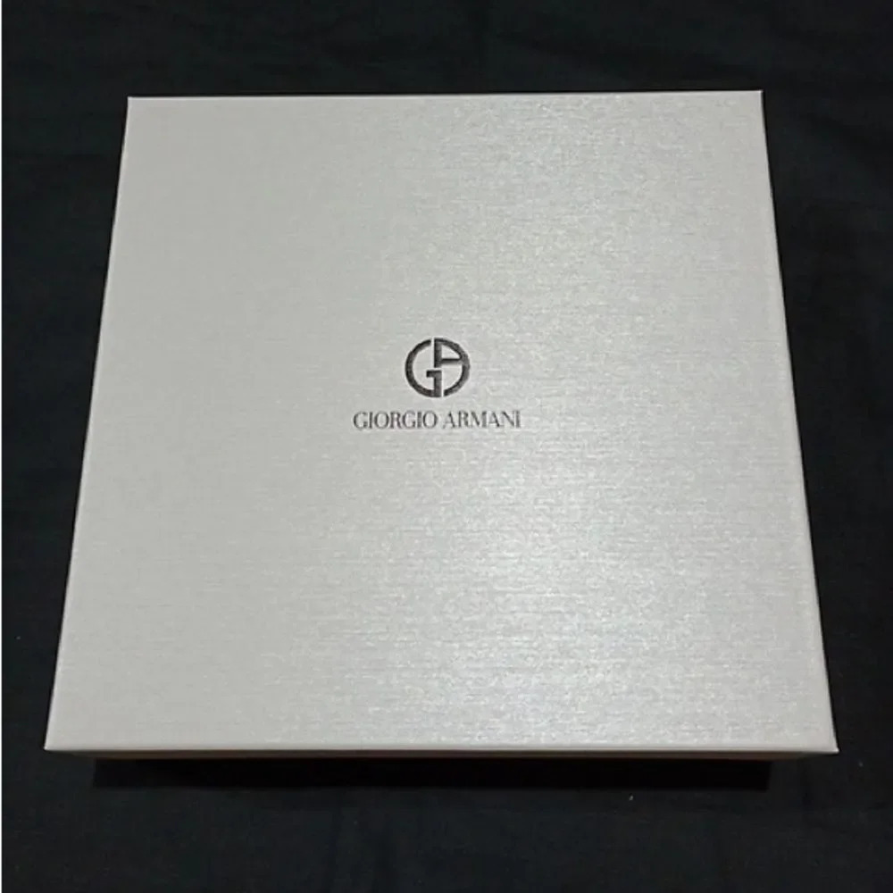 GIORGIO ARMANI NWOT‎ Gift Box with Bow and Tissue